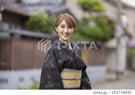 カメラ目線で微笑む越後夏大島姿の50代女性ポートレート 143739493