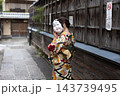 お面で顔を隠している着物の女性 143739495