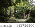 自然の中でポーズをとる女性 143739500