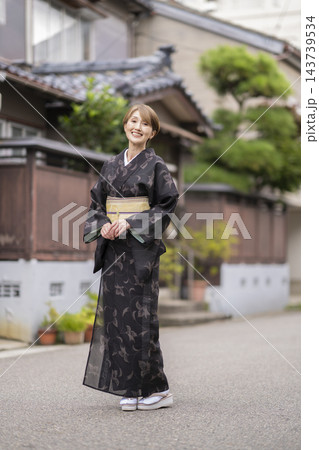 カメラ目線で微笑む越後夏大島姿の50代半ばの女性 ポートレート カメラ目線で微笑む越後夏大島姿の50代半ばの女性 ポートレート 143739534