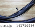 パンクで裂けた自転車のチューブ 143739536
