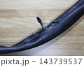 パンクで裂けた自転車のチューブ 143739537