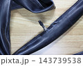 パンクで裂けた自転車のチューブ 143739538