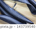 パンクで裂けた自転車のチューブ 143739540