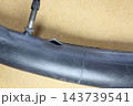 パンクで裂けた自転車のチューブ 143739541