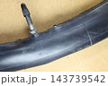 パンクで裂けた自転車のチューブ 143739542