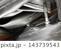 パンクで裂けた自転車のチューブ 143739543