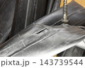 パンクで裂けた自転車のチューブ 143739544