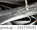 パンクで裂けた自転車のチューブ 143739545