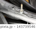 パンクで裂けた自転車のチューブ 143739546