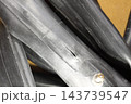 パンクで裂けた自転車のチューブ 143739547