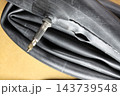 パンクで裂けた自転車のチューブ 143739548