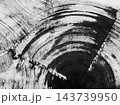 墨で描いた波紋のドローイング、回転する掠れた筆跡、バナーサイズの背景イラスト 143739950