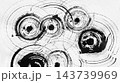 墨で描いた波紋のドローイング、回転する掠れた筆跡の水紋、バナーサイズの背景イラスト 143739969