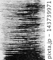 墨で描いた掠れた筆跡、スピード感のある筆跡、大きな筆で描いた掠れた筆模様 143739971