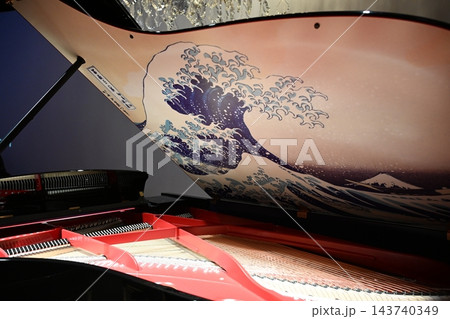 大阪、関西万博のオーストリア館で展示されていた葛飾北斎の絵柄入りベーゼンドルファー社製ピアノ 大阪、関西万博のオーストリア館で展示されていた葛飾北斎の絵柄入りベーゼンドルファー社製ピアノ 143740349