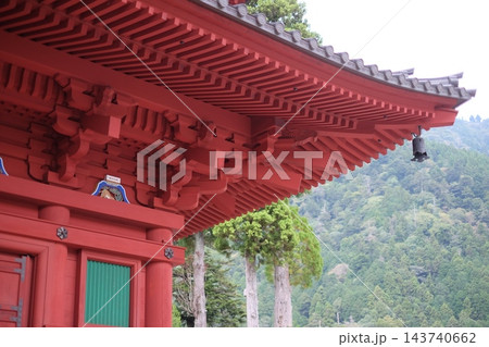 朱塗りの日本伝統建築と精緻な木組み 143740662