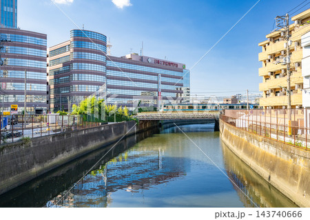 東京・蒲田：呑川を渡る京浜東北線と背景に広がる日本工学院専門学校のキャンパス景観 143740666