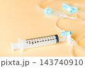 点滴ラインの三方活栓に直接接続された注射器（閉鎖式コネクタなし） 143740910