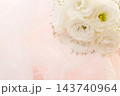 白いトルコキキョウの花束　布のドレープ背景 143740964