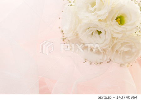 白いトルコキキョウの花束 布のドレープ背景 白いトルコキキョウの花束 布のドレープ背景 143740964