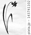 和紙に墨で描いた一輪の花、筆跡のある手描きの花のイラスト、ミニマリストな和風の花のドローイング 143741102