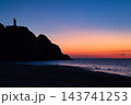 夕暮れのマジックアワーに佇む角田岬灯台と日本海のシルエット 143741253