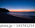 日没後のマジックアワーの空と日本海の海岸線に佇む角田岬灯台 143741254