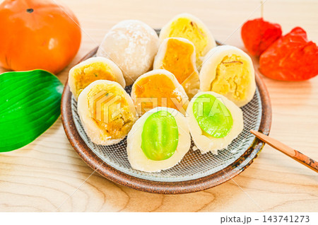 断面が見えるほっこり秋素材の手作り和菓子 143741273