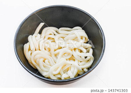 電子レンジで温めた袋うどん 143741303