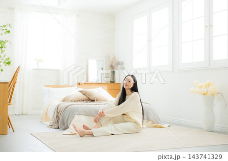 ベッドルームの女性 ベッドルームの女性 143741329