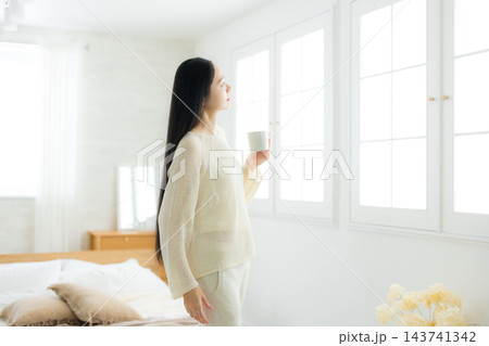 ベッドルームの女性 ベッドルームの女性 143741342