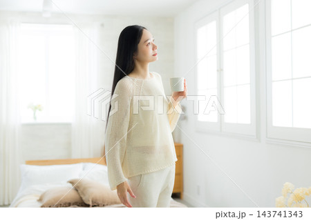 ベッドルームの女性 ベッドルームの女性 143741343