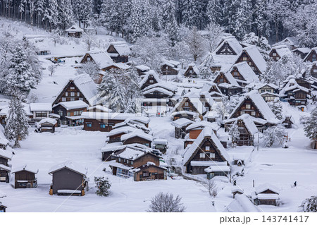 岐阜県 冬の世界遺産 白川郷の雪景色 岐阜県 冬の世界遺産 白川郷の雪景色 143741417