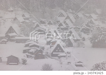 岐阜県 冬の世界遺産 白川郷の雪景色 岐阜県 冬の世界遺産 白川郷の雪景色 143741425
