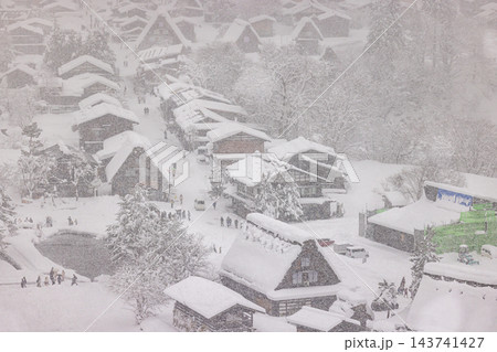 岐阜県 冬の世界遺産 白川郷の雪景色 岐阜県 冬の世界遺産 白川郷の雪景色 143741427