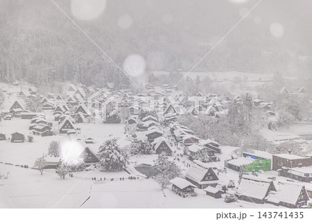 岐阜県　冬の世界遺産 白川郷の雪景色 143741435