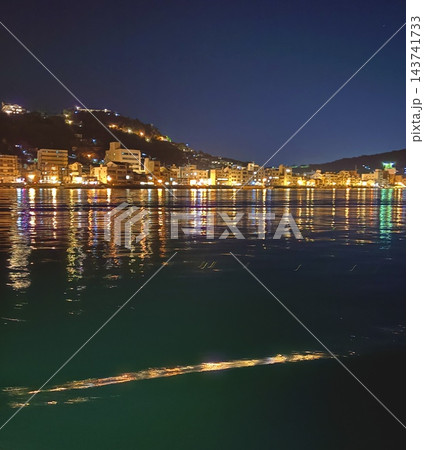 尾道水道の夜景、縦構図で捉えた水面に伸びる街明かりのリフレクションと千光寺山 尾道水道の夜景、縦構図で捉えた水面に伸びる街明かりのリフレクションと千光寺山 143741733