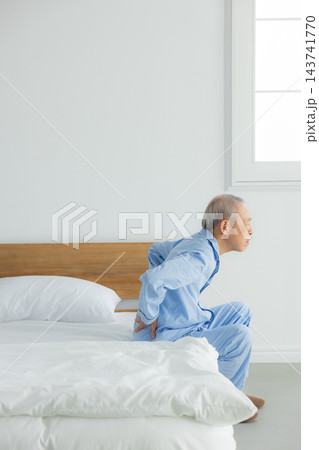 ベッドで考える中高年男性 ベッドで考える中高年男性 143741770