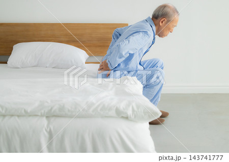 ベッドで考える中高年男性 ベッドで考える中高年男性 143741777