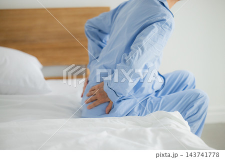 ベッドで考える中高年男性 ベッドで考える中高年男性 143741778