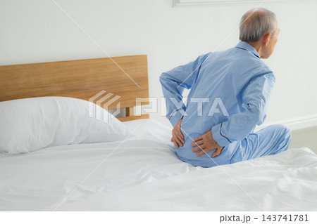 ベッドで考える中高年男性 ベッドで考える中高年男性 143741781