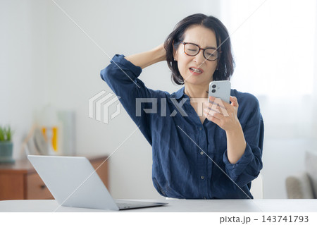 スマホを見るミドル女性　 143741793