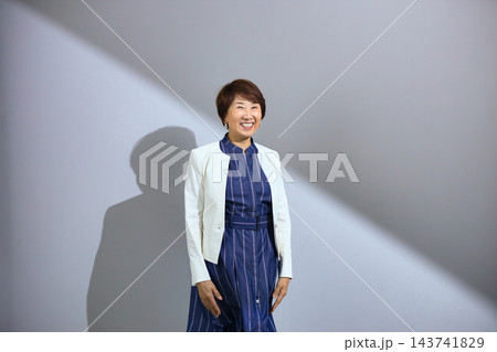 ジャケットを羽織った素敵な笑顔の60代女性 ジャケットを羽織った素敵な笑顔の60代女性 143741829