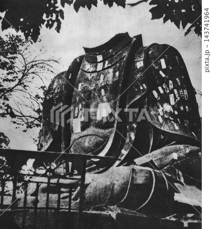 古写真　1923年9月　東京・上野公園　関東大震災で頭部が落下した大仏 143741964