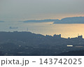 夕暮れ時の黄金色に輝く（福岡県 北九州市、山口県 下関市） 143742025