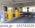 無人コインパーキングのゲートと精算機 143742026