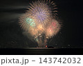 夜を彩る華麗な打ち上げ花火（びわ湖大花火大会　滋賀県 大津市） 143742032