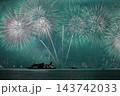 夜を彩る華麗な打ち上げ花火（びわ湖大花火大会　滋賀県 大津市） 143742033