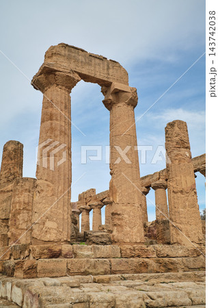 Sandstone Doric columns of the Temple of Juno against a blue sky in Agrigento, Sicily 143742038